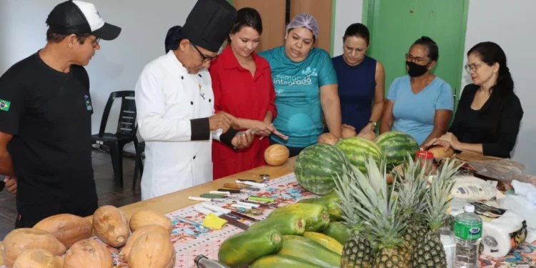 A ação integra o projeto "Mãos que Criam", desenvolvido pela Setas, por meio da Gerência de Inclusão Produtiva, com foco na geração de renda e no fortalecimento da autonomia das famílias. Foto - Gabriel Filipe/Governo do Tocantins