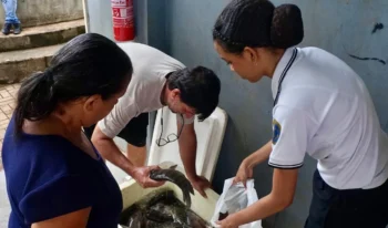 A senhora Vania Alves levou 6kg de peixe para casa - Pedro Barbosa