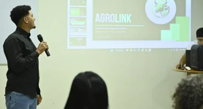 Estudante de Engenharia Ambiental da UFT apresenta a plataforma AgroLink durante evento, projeto que conquistou destaque no Prêmio Inova Fapto (Foto: Divulgação)