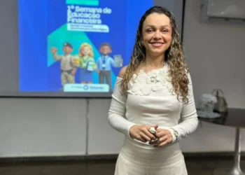 A planejadora e educadora financeira Kiara Rodrigues ministrou a palestra "Dinheiro com equilíbrio: Cuide do seu bolso e da sua mente", durante programação da 1ª Semana de Educação Financeira na CGE Tocantins Foto: Geane Silva/Governo do Tocantins