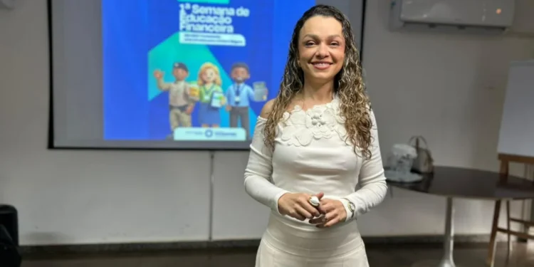 A planejadora e educadora financeira Kiara Rodrigues ministrou a palestra "Dinheiro com equilíbrio: Cuide do seu bolso e da sua mente", durante programação da 1ª Semana de Educação Financeira na CGE Tocantins Foto: Geane Silva/Governo do Tocantins