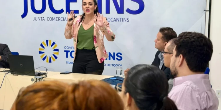 Com linguagem acessível e exemplos práticos, Talyane Barros Ribeiro proporcionou reflexões sobre a importância do domínio próprio para evitar o consumismo e o desequilíbrio financeiro. - Foto: Philipe Bastos / Governo do Tocantins