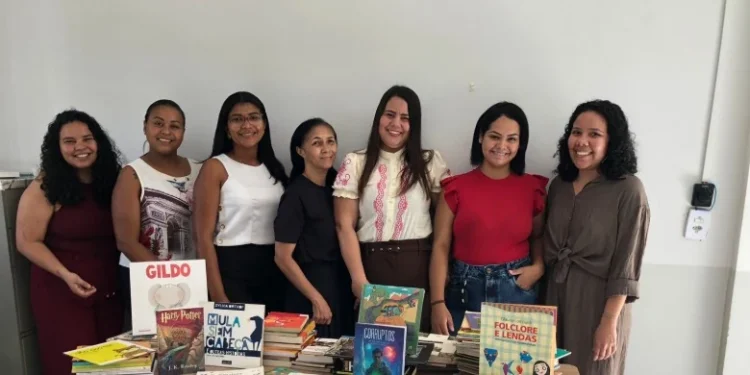 Entrega de obras de autores regionais e novos exemplares para o acervo municipal de Rio da Conceição - Divulgação Secult/Governo do Tocantins