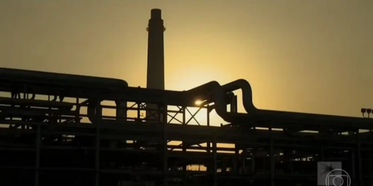 Preço do barril de petróleo cai após declaração de Trump de que guerra no Oriente Médio está perto do fim — Foto: Jornal Nacional/ Reprodução