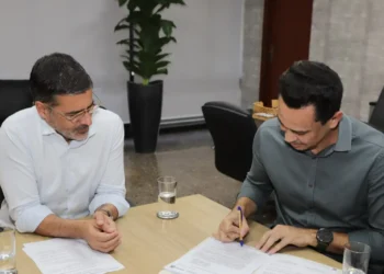 Acordo foi firmado pelo secretário da Semarh, Marcello Lelis, e pelo presidente do Naturatins, Cledson da Rocha Lima -Marcel de Paula/Governo do Tocantins
