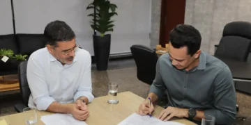 Acordo foi firmado pelo secretário da Semarh, Marcello Lelis, e pelo presidente do Naturatins, Cledson da Rocha Lima -Marcel de Paula/Governo do Tocantins