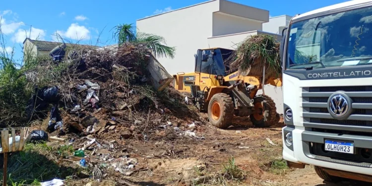 Entulho descartado de forma irregular foi retirado de área no Bertaville. Crédito da foto: Zeladoria Urbana/Divulgação
