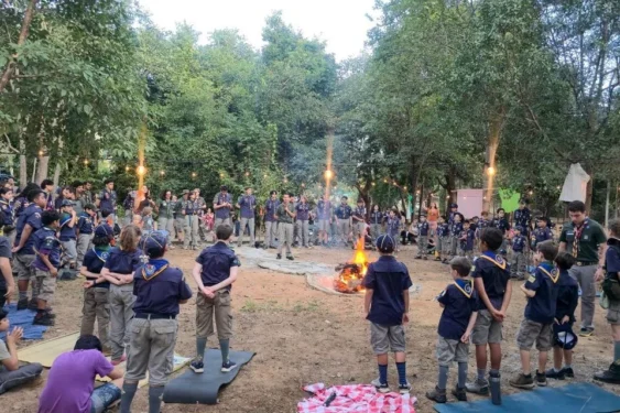 Escoteiros e familiares participam de Fogo de Conselho durante celebração dos 17 anos do Grupo Escoteiro Tocantins, no espaço revitalizado no Câmpus de Palmas da UFT (Foto: Grupo Escoteiro TO)