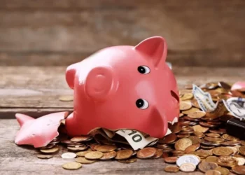 Os brasileiros sacaram R$ 11,1 bilhões líquidos na caderneta de poupança em março de 2026, conforme dados do Banco Central (BC) divulgados nesta quinta-feira (9/4). No mês, os depósitos somaram R$ 369 bilhões e os saques totalizaram R$ 380 bilhões. Em ‌fevereiro, os saques ‌haviam somado R$ 333 ⁠bilhões. Em março de 2025, a poupança registrou saída de R$ 11,4 bilhões. Play Video Caderneta de poupança em 2025 A saída líquida foi de R$ 15,5 bilhões no ano passado, com R$ 4,17 trilhões em depósitos e R$ 4,21 trilhões em saques; Foi o melhor resultado em termos de captação líquida nos últimos quatro anos. Em 2020, foi registrada captação positiva de mais de R$ 166 bilhões na poupança, enquanto em 2021 teve captação negativa de R$ 35,4 bilhões; O resultado dos saques representa um recuo em relação a 2023, quando registrou saída líquida de R$ 87,8 bilhões da poupança — segunda maior da série histórica iniciada em 1995. O Sistema Brasileiro de Poupança e Empréstimo (SBPE) registrou saída líquida de R$ 9 bilhões em março. A poupança rural também teve déficit no mês, de R$ R$ 2 bilhões. Categoria da newsletter Receba no seu email as notícias do Boletim Metrópoles Frequência de envio: Diário Preencha seu e-mail Assinar Ver todas Leia também Poupança segue como principal opção de investimento para brasileiros Brasileiros sacaram R$ 6,6 bilhões da poupança em fevereiro Brasileiros sacaram R$ 85,6 bilhões da poupança em 2025 Poupança tem saída de R$ 2,9 bilhões no mês de novembro Desempenho da caderneta mês a mês A maior densidade de saque de 2025 foi registrada em janeiro, com retirada de R$ 26,2 bilhões. Enquanto o maior depósito até então havia sido realizado em dezembro, com entrada líquida de R$ 4,9 bilhões. Confira o desempenho da poupança em 2025, mês a mês: Janeiro: R$ 26,2 bilhões (saída) Fevereiro: R$ 8 bilhões (saída) Março: R$ 11,5 bilhões (saída) Abril: R$ 6,4 bilhões (saída) Maio: R$ 336,9 milhões (entrada) Junho: R$ 2,1 bilhões (entrada) Julho: R$ 6,2 bilhões (saída) Agosto: R$ 7,6 bilhões (saída) Setembro: R$ 15 bilhões (saída) Outubro: R$ 9,6 bilhões (saída) Novembro: R$ 2,9 bilhões (saída) Dezembro: R$ 4,9 bilhões (entrada) Em 2026: Janeiro: R$ 23 bilhões (saída) Fevereiro: R$ 6,6 bilhões (saída) Março: R$ 11,1 bilhões (saída).
