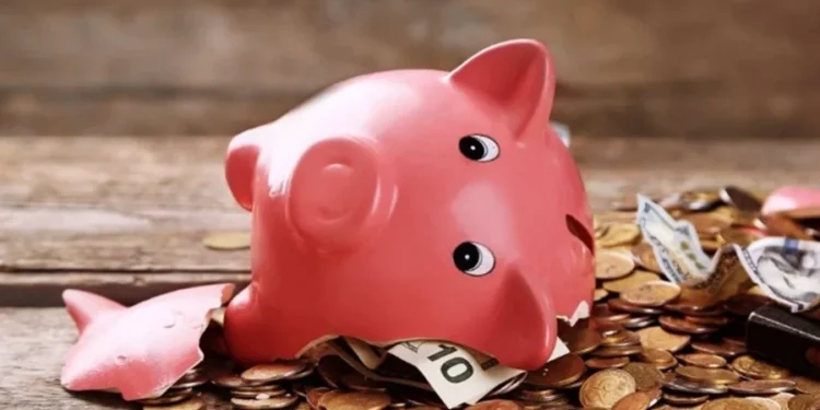 Os brasileiros sacaram R$ 11,1 bilhões líquidos na caderneta de poupança em março de 2026, conforme dados do Banco Central (BC) divulgados nesta quinta-feira (9/4). No mês, os depósitos somaram R$ 369 bilhões e os saques totalizaram R$ 380 bilhões. Em ‌fevereiro, os saques ‌haviam somado R$ 333 ⁠bilhões. Em março de 2025, a poupança registrou saída de R$ 11,4 bilhões. Play Video Caderneta de poupança em 2025 A saída líquida foi de R$ 15,5 bilhões no ano passado, com R$ 4,17 trilhões em depósitos e R$ 4,21 trilhões em saques; Foi o melhor resultado em termos de captação líquida nos últimos quatro anos. Em 2020, foi registrada captação positiva de mais de R$ 166 bilhões na poupança, enquanto em 2021 teve captação negativa de R$ 35,4 bilhões; O resultado dos saques representa um recuo em relação a 2023, quando registrou saída líquida de R$ 87,8 bilhões da poupança — segunda maior da série histórica iniciada em 1995. O Sistema Brasileiro de Poupança e Empréstimo (SBPE) registrou saída líquida de R$ 9 bilhões em março. A poupança rural também teve déficit no mês, de R$ R$ 2 bilhões. Categoria da newsletter Receba no seu email as notícias do Boletim Metrópoles Frequência de envio: Diário Preencha seu e-mail Assinar Ver todas Leia também Poupança segue como principal opção de investimento para brasileiros Brasileiros sacaram R$ 6,6 bilhões da poupança em fevereiro Brasileiros sacaram R$ 85,6 bilhões da poupança em 2025 Poupança tem saída de R$ 2,9 bilhões no mês de novembro Desempenho da caderneta mês a mês A maior densidade de saque de 2025 foi registrada em janeiro, com retirada de R$ 26,2 bilhões. Enquanto o maior depósito até então havia sido realizado em dezembro, com entrada líquida de R$ 4,9 bilhões. Confira o desempenho da poupança em 2025, mês a mês: Janeiro: R$ 26,2 bilhões (saída) Fevereiro: R$ 8 bilhões (saída) Março: R$ 11,5 bilhões (saída) Abril: R$ 6,4 bilhões (saída) Maio: R$ 336,9 milhões (entrada) Junho: R$ 2,1 bilhões (entrada) Julho: R$ 6,2 bilhões (saída) Agosto: R$ 7,6 bilhões (saída) Setembro: R$ 15 bilhões (saída) Outubro: R$ 9,6 bilhões (saída) Novembro: R$ 2,9 bilhões (saída) Dezembro: R$ 4,9 bilhões (entrada) Em 2026: Janeiro: R$ 23 bilhões (saída) Fevereiro: R$ 6,6 bilhões (saída) Março: R$ 11,1 bilhões (saída).