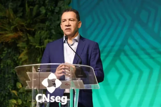 Dyogo Oliveira disse que é preciso mudar a lógica de alocação dos recursos da política agrícola e aumentar o caixa do seguro rural. — Foto: Carolina Antunes/CNseg