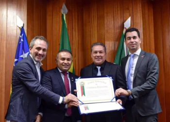 Vanderlei Luxemburgo recebe das mãos do vereador Ronilson Reis o Título de Cidadão Goianiense, durante sessão solene realizada no Plenário Trajano Guimarães, na Câmara Municipal de Goiânia.