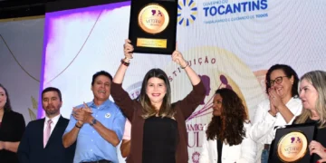 A chefe de Gabinete da SES-TO, Débora Okabayashi, representou toda a Pasta e recebeu a premiação. - Foto: Ananda Santos / Governo do Tocantins