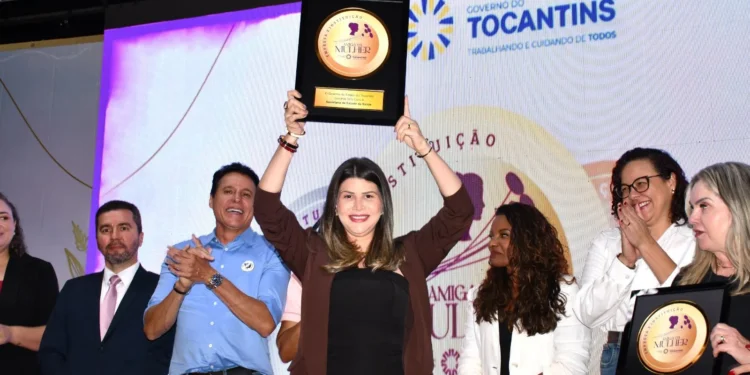 A chefe de Gabinete da SES-TO, Débora Okabayashi, representou toda a Pasta e recebeu a premiação. - Foto: Ananda Santos / Governo do Tocantins
