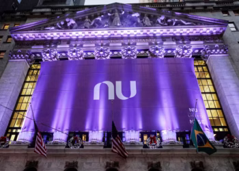 Logo do Nubank na Bolsa de Valores de Nova York. — Foto: Brendan McDermid/ Reuters