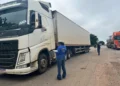 Inspetores e fiscais de defesa agropecuária verificaram as cargas, conferiram a documentação e prestaram orientações sobre a legislação vigente. - Foto - Divulgação Adapec