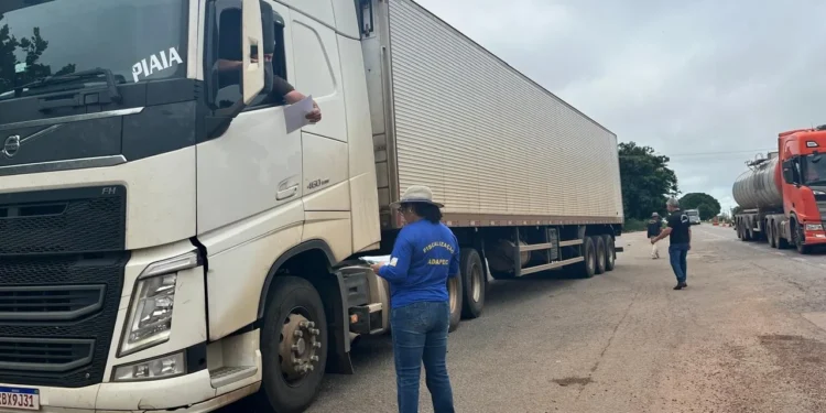 Inspetores e fiscais de defesa agropecuária verificaram as cargas, conferiram a documentação e prestaram orientações sobre a legislação vigente. - Foto - Divulgação Adapec