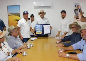 Governador Wanderlei Barbosa assina decreto que prevê diferimento do ICMS para aquisição de veículos movidos a gás natural. Esequias Araújo/Governo do Tocantins