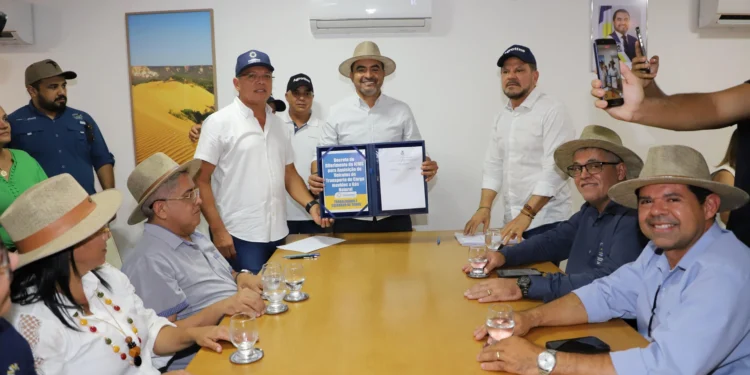 Governador Wanderlei Barbosa assina decreto que prevê diferimento do ICMS para aquisição de veículos movidos a gás natural. Esequias Araújo/Governo do Tocantins