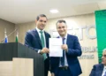 Vicentinho Júnior e o defensor público-geral do Estado do Tocantins, Pedro Alexandre Conceição Aires Gonçalves. foto - Divulgação