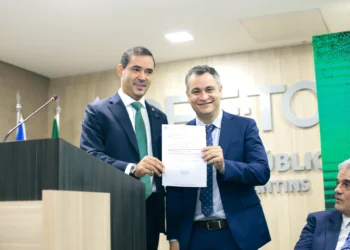 Vicentinho Júnior e o defensor público-geral do Estado do Tocantins, Pedro Alexandre Conceição Aires Gonçalves. foto - Divulgação