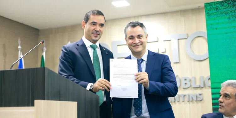 Vicentinho Júnior e o defensor público-geral do Estado do Tocantins, Pedro Alexandre Conceição Aires Gonçalves. foto - Divulgação
