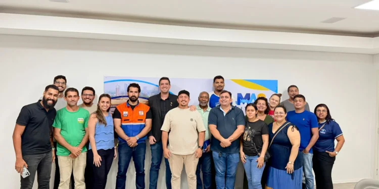 Na Sedeem, reunião entre representantes da Prefeitura, Defesa Civil e feirantes definiu as medidas de transição e continuidade das atividades da Feira do Aureny I — Foto: Lumara Brito