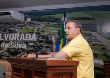 Na tribuna da Câmara Municipal de Alvorada, Vanderlei Luxemburgo defende uma política feita com presença, escuta e responsabilidade para atender as demandas reais da população tocantinense.