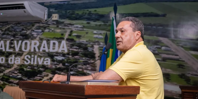 Na tribuna da Câmara Municipal de Alvorada, Vanderlei Luxemburgo defende uma política feita com presença, escuta e responsabilidade para atender as demandas reais da população tocantinense.