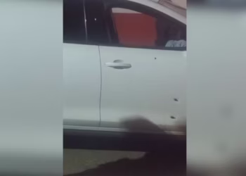 Carro foi atingido por disparos em Lajeado — Foto: Lajeado Mil Grau/Reprodução