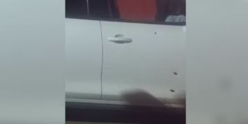 Carro foi atingido por disparos em Lajeado — Foto: Lajeado Mil Grau/Reprodução