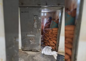 Presos foram retirados e transferidos para outras celas da unidade — Foto: Alta Tensão TO