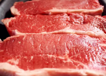 Movimento da Europa pode influenciar medidas protecionistas ao redor do mundo contra a carne brasileira — Foto: Getty Images/Canva