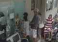 Idosos na fila para se vacinar contra a gripe, em Goiânia, Goiás — Foto: Reprodução/TV Anhanguera
