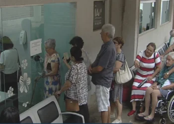 Idosos na fila para se vacinar contra a gripe, em Goiânia, Goiás — Foto: Reprodução/TV Anhanguera