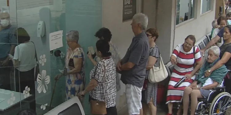Idosos na fila para se vacinar contra a gripe, em Goiânia, Goiás — Foto: Reprodução/TV Anhanguera