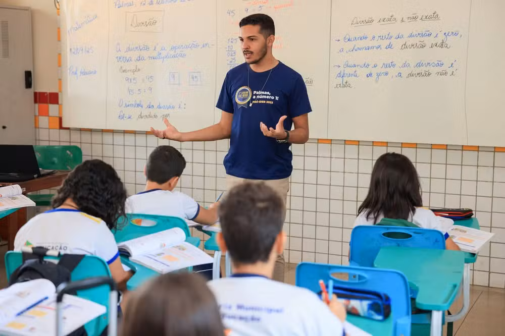 Professor durante aula em escola municipal de Palmas — Foto: Júnior Suzuki/Prefeitura de Palmas