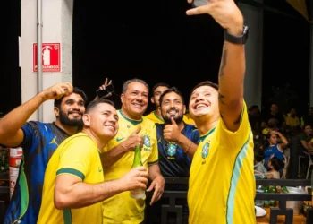 Nesta sexta-feira, no Bar Rio, em Paraíso do Tocantins, Vanderlei Luxemburgo acompanha a segunda partida da Seleção Brasileira na Copa ao lado da população.