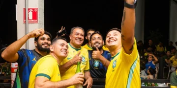 Nesta sexta-feira, no Bar Rio, em Paraíso do Tocantins, Vanderlei Luxemburgo acompanha a segunda partida da Seleção Brasileira na Copa ao lado da população.