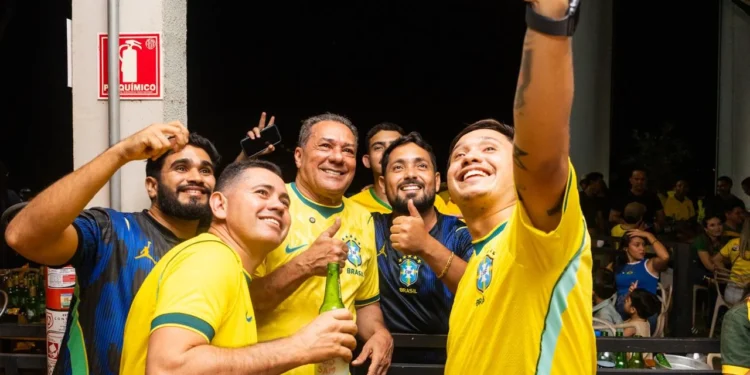Nesta sexta-feira, no Bar Rio, em Paraíso do Tocantins, Vanderlei Luxemburgo acompanha a segunda partida da Seleção Brasileira na Copa ao lado da população.