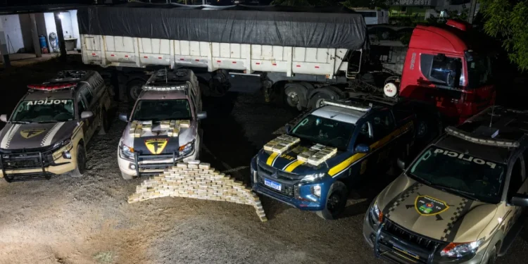 Ação conjunta entre equipes da PM e da PRF resultou na retirada de circulação de cerca de 239 quilos de pasta base de cocaína no sul do Tocantins. - Foto: Ascom 7ª CIPM