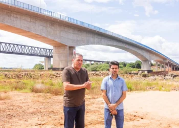 Vanderlei Luxemburgo e o vereador Elias Júnior, em Aguiarnópolis, durante agenda no Bico do Papagaio. O encontro reforçou o diálogo sobre infraestrutura, desenvolvimento regional e a necessidade de ampliar a voz do Tocantins em Brasília.