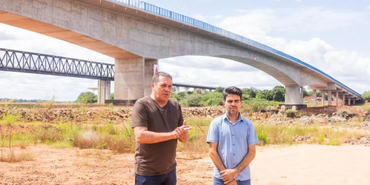 Vanderlei Luxemburgo e o vereador Elias Júnior, em Aguiarnópolis, durante agenda no Bico do Papagaio. O encontro reforçou o diálogo sobre infraestrutura, desenvolvimento regional e a necessidade de ampliar a voz do Tocantins em Brasília.