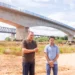 Vanderlei Luxemburgo e o vereador Elias Júnior, em Aguiarnópolis, durante agenda no Bico do Papagaio. O encontro reforçou o diálogo sobre infraestrutura, desenvolvimento regional e a necessidade de ampliar a voz do Tocantins em Brasília.