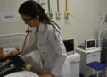 A reumatologista pediátrica Núbia Carmo acompanha pacientes que necessitam de medicamentos intravenosos contínuos para o tratamento de doenças crônicas e raras.