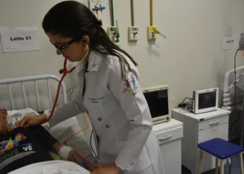 A reumatologista pediátrica Núbia Carmo acompanha pacientes que necessitam de medicamentos intravenosos contínuos para o tratamento de doenças crônicas e raras.