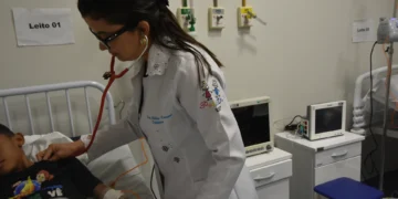 A reumatologista pediátrica Núbia Carmo acompanha pacientes que necessitam de medicamentos intravenosos contínuos para o tratamento de doenças crônicas e raras.