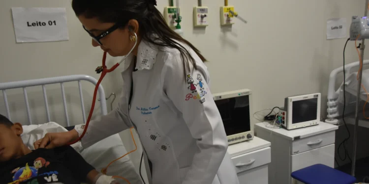 A reumatologista pediátrica Núbia Carmo acompanha pacientes que necessitam de medicamentos intravenosos contínuos para o tratamento de doenças crônicas e raras.
