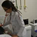 A reumatologista pediátrica Núbia Carmo acompanha pacientes que necessitam de medicamentos intravenosos contínuos para o tratamento de doenças crônicas e raras.