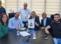 Governador Wanderlei Barbosa entrega o título de domínio de 27 hectares do povoado Sucupira, em Dianópolis, ao lado do deputado estadual Léo Barbosa, do presidente do Itertins, Edimar Ferreira da Silva, da vereadora Edna Gomes, do padre Eldinei da Silva Carneiro e de representantes da comunidade e da romaria (Antonio Gonçalves/Governo do Tocantins)